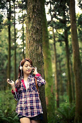 포토 JPG 주간 나무 여자 여유 음악 여행 한국 한명 서기 사람 상반신 20대 성인 야외 앞모습 청춘 제주도 눈감음 헤드셋 기댐 감상 듣기 한국인 자유 숲 상쾌 힐링 성인여자한명만 성인만 국내포토 자연요소 식물 1 감정 아시아 뷰포인트 음향기기 컨셉 모션 문화예술 동양인 청년 헤드폰 여자한명만 성인여자만 파일형식