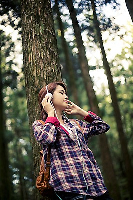 포토 JPG 주간 나무 여자 여유 음악 여행 한국 한명 서기 사람 상반신 20대 성인 야외 앞모습 제주도 헤드셋 기댐 감상 한국인 자유 숲 상쾌 힐링 성인여자한명만 성인만 국내포토 자연요소 식물 1 감정 아시아 뷰포인트 음향기기 컨셉 모션 문화예술 동양인 청년 헤드폰 여자한명만 성인여자만 파일형식