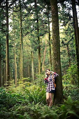 포토 JPG 주간 전신 나무 여자 여유 음악 여행 한국 한명 서기 사람 20대 성인 야외 앞모습 청춘 제주도 헤드셋 기댐 감상 듣기 한국인 자유 숲 상쾌 힐링 안식처 성인여자한명만 성인만 국내포토 자연요소 식물 1 감정 아시아 뷰포인트 음향기기 컨셉 모션 문화예술 휴식 동양인 청년 헤드폰 여자한명만 성인여자만 파일형식