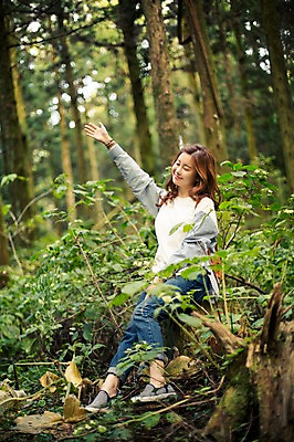 포토 JPG 주간 전신 나무 여자 여유 여행 잎 휴식 한국 한명 사람 앉기 20대 성인 야외 옆모습 청춘 제주도 손들기 눈감음 한국인 자유 숲 상쾌 힐링 성인여자한명만 성인만 국내포토 자연요소 식물 1 감정 아시아 뷰포인트 컨셉 모션 동양인 청년 여자한명만 성인여자만 파일형식