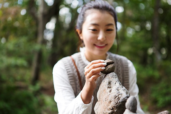 포토 JPG 주간 나무 여자 여유 여행 한국 한명 미소 사람 앉기 상반신 20대 성인 야외 앞모습 청춘 제주도 한국인 자유 돌_바위 석탑 숲 상쾌 힐링 올리기 성인여자한명만 성인만 국내포토 자연요소 식물 1 감정 아시아 뷰포인트 컨셉 모션 표정 동양인 청년 탑 여자한명만 성인여자만 파일형식