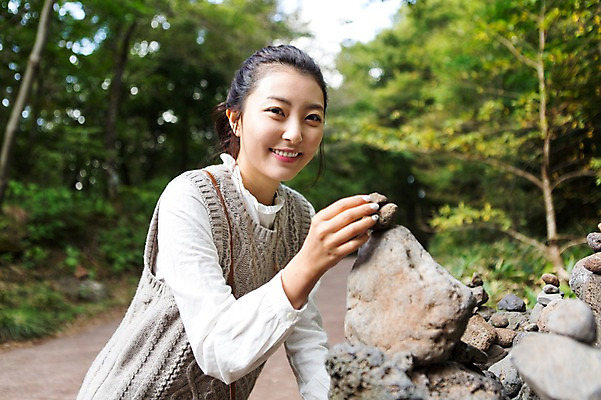 포토 JPG 주간 나무 여자 여유 여행 한국 한명 미소 들기 사람 앉기 상반신 20대 성인 야외 앞모습 청춘 제주도 한국인 자유 돌_바위 석탑 숲 상쾌 힐링 성인여자한명만 성인만 국내포토 자연요소 식물 1 감정 아시아 뷰포인트 컨셉 모션 표정 동양인 청년 탑 여자한명만 성인여자만 파일형식