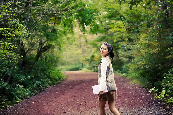 포토 JPG 주간 나무 여자 길 여유 여행 한국 한명 미소 사람 상반신 20대 성인 야외 뒷모습 청춘 제주도 걷기 한국인 자유 뒤돌아보기 숲 상쾌 힐링 안식처 성인여자한명만 성인만 국내포토 자연요소 식물 1 감정 아시아 뷰포인트 컨셉 모션 휴식 표정 동양인 청년 여자한명만 성인여자만 파일형식