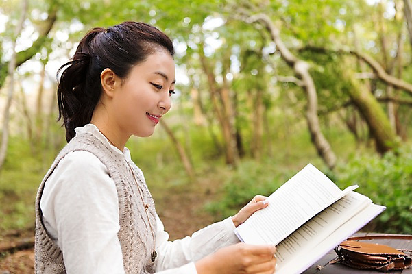포토 JPG 주간 여자 여유 여행 벤치 한국 한명 미소 들기 사람 앉기 상반신 20대 성인 야외 옆모습 책 청춘 독서 제주도 한국인 자유 숲 읽기 상쾌 힐링 성인여자한명만 성인만 국내포토 자연요소 1 감정 아시아 뷰포인트 컨셉 의자 모션 표정 동양인 청년 여자한명만 성인여자만 파일형식