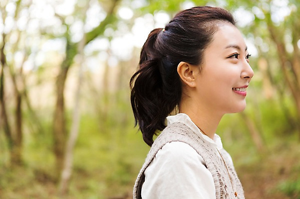 포토 JPG 주간 나무 여자 여유 여행 벤치 한국 한명 미소 사람 앉기 상반신 20대 성인 야외 옆모습 청춘 제주도 한국인 자유 숲 상쾌 힐링 성인여자한명만 성인만 국내포토 자연요소 식물 1 감정 아시아 뷰포인트 컨셉 의자 모션 표정 동양인 청년 여자한명만 성인여자만 파일형식