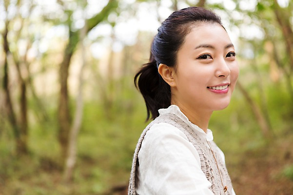 포토 JPG 주간 나무 여자 여유 여행 벤치 한국 한명 미소 사람 앉기 상반신 20대 성인 야외 옆모습 청춘 제주도 한국인 자유 숲 상쾌 힐링 성인여자한명만 성인만 국내포토 자연요소 식물 1 감정 아시아 뷰포인트 컨셉 의자 모션 표정 동양인 청년 여자한명만 성인여자만 파일형식