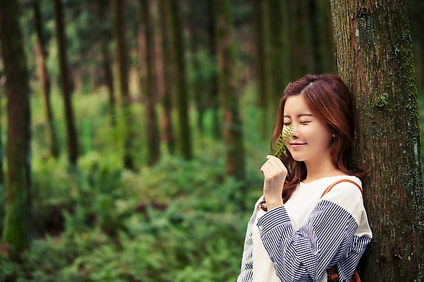 포토 JPG 주간 나무 여자 여유 여행 나뭇잎 한국 한명 서기 미소 들기 사람 상반신 20대 성인 야외 옆모습 청춘 제주도 눈감음 기댐 한국인 자유 숲 상쾌 힐링 성인여자한명만 성인만 국내포토 자연요소 식물 1 감정 아시아 뷰포인트 컨셉 잎 모션 표정 동양인 청년 여자한명만 성인여자만 파일형식