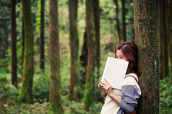 포토 JPG 주간 나무 여자 여유 여행 한국 한명 미소 들기 사람 앉기 상반신 20대 성인 야외 옆모습 책 청춘 독서 제주도 기댐 한국인 자유 숲 상쾌 힐링 안식처 성인여자한명만 성인만 국내포토 자연요소 식물 1 감정 아시아 뷰포인트 컨셉 모션 휴식 표정 동양인 청년 여자한명만 성인여자만 파일형식
