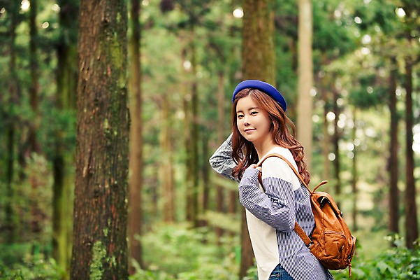 포토 JPG 주간 나무 모자 여자 여유 여행 가방 한국 한명 서기 미소 사람 상반신 20대 성인 야외 옆모습 청춘 제주도 한국인 자유 숲 상쾌 힐링 성인여자한명만 성인만 국내포토 자연요소 식물 1 잡화 감정 아시아 뷰포인트 컨셉 모션 표정 동양인 청년 여자한명만 성인여자만 파일형식