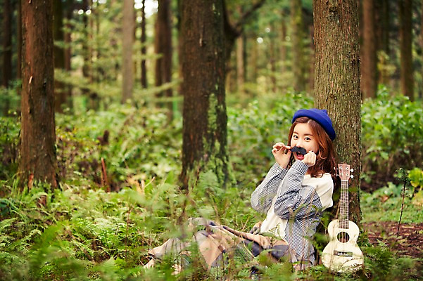 포토 JPG 주간 전신 나무 모자 여자 여유 여행 한국 한명 사람 앉기 20대 성인 야외 앞모습 청춘 제주도 기댐 한국인 자유 숲 우쿨렐레 콧수염 상쾌 힐링 성인여자한명만 성인만 국내포토 자연요소 식물 1 잡화 감정 아시아 뷰포인트 컨셉 모션 현악기 수염 동양인 청년 여자한명만 성인여자만 파일형식