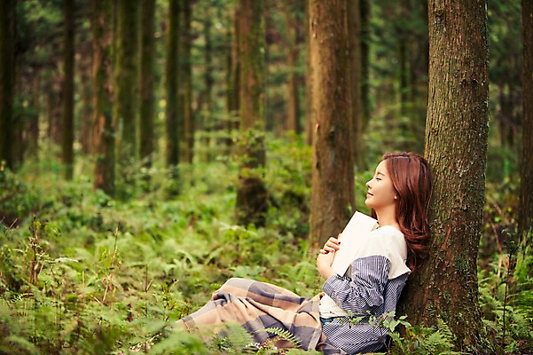 포토 JPG 주간 나무 여자 여유 여행 한국 한명 사람 앉기 상반신 20대 성인 야외 앞모습 책 청춘 제주도 눈감음 기댐 한국인 자유 숲 상쾌 힐링 안식처 성인여자한명만 성인만 국내포토 자연요소 식물 1 감정 아시아 뷰포인트 컨셉 모션 휴식 동양인 청년 여자한명만 성인여자만 파일형식