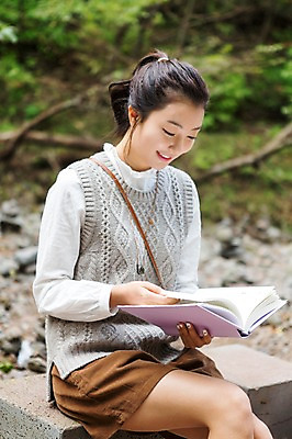 포토 JPG 주간 나무 여자 여유 여행 벤치 한국 한명 미소 들기 사람 앉기 상반신 20대 성인 야외 앞모습 책 청춘 독서 제주도 한국인 자유 숲 상쾌 힐링 성인여자한명만 성인만 국내포토 자연요소 식물 1 감정 아시아 뷰포인트 컨셉 의자 모션 표정 동양인 청년 여자한명만 성인여자만 파일형식