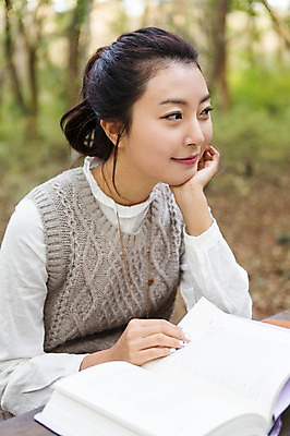 포토 JPG 주간 여자 여유 여행 벤치 한국 한명 미소 사람 앉기 상반신 20대 성인 야외 앞모습 책 청춘 독서 제주도 턱괴기 한국인 자유 상쾌 힐링 숯 성인여자한명만 성인만 국내포토 자연요소 1 감정 아시아 뷰포인트 컨셉 의자 모션 표정 동양인 청년 여자한명만 성인여자만 파일형식