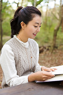 포토 JPG 주간 여자 여유 여행 벤치 한국 한명 미소 사람 앉기 상반신 20대 성인 야외 옆모습 책 청춘 독서 제주도 한국인 자유 읽기 상쾌 힐링 성인여자한명만 성인만 국내포토 자연요소 1 감정 아시아 뷰포인트 컨셉 의자 모션 표정 동양인 청년 여자한명만 성인여자만 파일형식