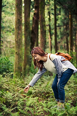 포토 JPG 주간 전신 나무 여자 여유 여행 잎 한국 숙이기 한명 서기 미소 사람 20대 성인 야외 옆모습 청춘 제주도 만지기 한국인 자유 숲 상쾌 힐링 성인여자한명만 성인만 국내포토 자연요소 식물 1 감정 아시아 뷰포인트 포즈 컨셉 모션 표정 동양인 청년 여자한명만 성인여자만 파일형식