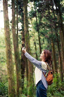 포토 JPG 주간 나무 여자 여유 여행 가방 나뭇잎 한국 한명 들기 사람 앉기 상반신 20대 성인 야외 옆모습 청춘 제주도 한국인 자유 숲 상쾌 힐링 성인여자한명만 성인만 국내포토 자연요소 식물 1 잡화 감정 아시아 뷰포인트 컨셉 잎 모션 동양인 청년 여자한명만 성인여자만 파일형식