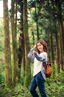 포토 JPG 주간 나무 여자 여유 여행 가방 나뭇잎 한국 한명 서기 미소 들기 사람 상반신 20대 성인 야외 앞모습 청춘 제주도 손들기 한국인 자유 숲 상쾌 힐링 성인여자한명만 성인만 국내포토 자연요소 식물 1 잡화 감정 아시아 뷰포인트 컨셉 잎 모션 표정 동양인 청년 여자한명만 성인여자만 파일형식