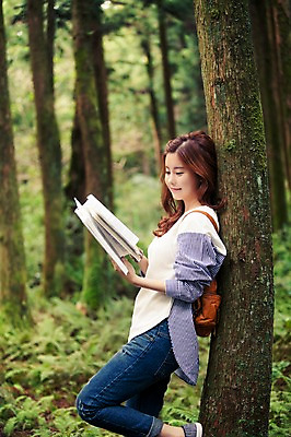 포토 JPG 주간 전신 나무 여자 여유 여행 가방 한국 한명 서기 미소 들기 사람 20대 성인 야외 옆모습 책 청춘 독서 제주도 기댐 한국인 자유 숲 상쾌 힐링 안식처 성인여자한명만 성인만 국내포토 자연요소 식물 1 잡화 감정 아시아 뷰포인트 컨셉 모션 휴식 표정 동양인 청년 여자한명만 성인여자만 파일형식