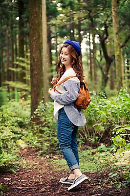 포토 JPG 주간 전신 나무 모자 여자 여유 여행 잎 가방 한국 한명 서기 미소 사람 20대 성인 야외 뒷모습 청춘 제주도 한국인 자유 뒤돌아보기 숲 상쾌 힐링 성인여자한명만 성인만 국내포토 자연요소 식물 1 잡화 감정 아시아 뷰포인트 컨셉 모션 표정 동양인 청년 여자한명만 성인여자만 파일형식