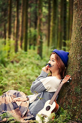포토 JPG 주간 나무 여자 여유 여행 한국 한명 들기 사람 앉기 상반신 20대 성인 야외 옆모습 청춘 제주도 기댐 한국인 자유 숲 담요 우쿨렐레 콧수염 상쾌 힐링 성인여자한명만 성인만 국내포토 자연요소 식물 1 감정 아시아 뷰포인트 컨셉 모션 현악기 수염 동양인 청년 여자한명만 성인여자만 파일형식