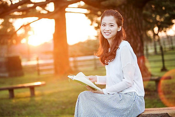 포토 JPG 주간 나무 여자 여유 여행 벤치 휴식 한국 한명 미소 들기 사람 앉기 상반신 20대 성인 야외 앞모습 책 독서 햇빛 제주도 한국인 자유 상쾌 성인여자한명만 성인만 국내포토 자연요소 식물 1 감정 아시아 뷰포인트 컨셉 의자 모션 표정 동양인 청년 태양 여자한명만 성인여자만 파일형식