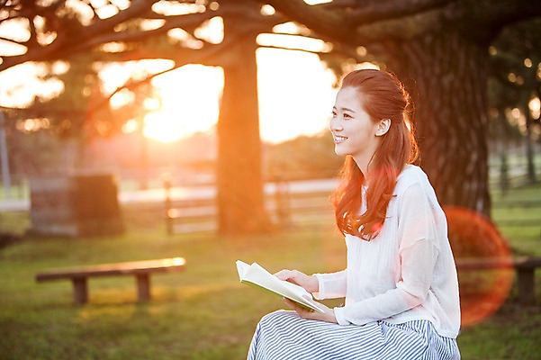 포토 JPG 주간 나무 여자 여유 여행 벤치 휴식 한국 한명 미소 들기 사람 앉기 상반신 20대 성인 야외 옆모습 책 독서 햇빛 제주도 한국인 자유 상쾌 성인여자한명만 성인만 국내포토 자연요소 식물 1 감정 아시아 뷰포인트 컨셉 의자 모션 표정 동양인 청년 태양 여자한명만 성인여자만 파일형식