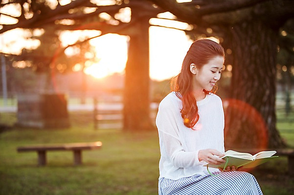 포토 JPG 주간 나무 여자 여유 여행 벤치 휴식 한국 한명 들기 사람 앉기 상반신 20대 성인 야외 옆모습 책 독서 햇빛 제주도 한국인 자유 읽기 상쾌 성인여자한명만 성인만 국내포토 자연요소 식물 1 감정 아시아 뷰포인트 컨셉 의자 모션 동양인 청년 태양 여자한명만 성인여자만 파일형식