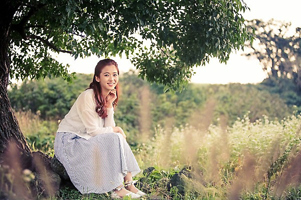 포토 JPG 주간 전신 나무 여자 여유 여행 휴식 한국 한명 미소 사람 앉기 20대 성인 야외 앞모습 제주도 한국인 자유 상쾌 메밀밭 성인여자한명만 성인만 국내포토 자연요소 식물 1 감정 아시아 뷰포인트 컨셉 밭 모션 표정 동양인 청년 여자한명만 성인여자만 파일형식