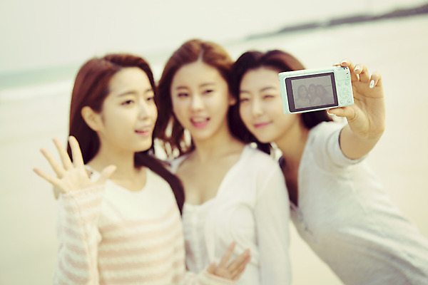 포토 JPG 주간 여자 여유 바다 한국 서기 들기 사람 손짓 상반신 20대 성인 해변 야외 아웃포커스 세명 친구 제주도 카메라 사진촬영 한국인 자유 셀프카메라 성인여자만 국내포토 자연요소 감정 아시아 컨셉 관계 모션 촬영기법 동양인 청년 전자제품 촬영 여자만 성인만 파일형식