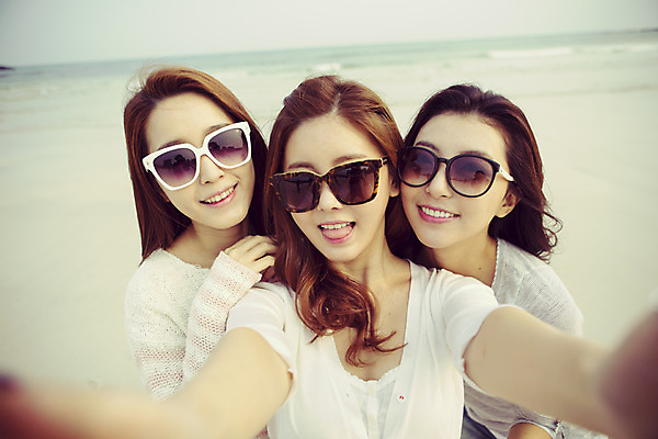 포토 JPG 주간 여자 여유 바다 여행 한국 서기 웃음 들기 사람 손짓 상반신 20대 성인 해변 야외 앞모습 세명 친구 선글라스 제주도 사진촬영 한국인 자유 셀프카메라 성인여자만 국내포토 자연요소 감정 아시아 안경 뷰포인트 컨셉 관계 모션 표정 동양인 청년 촬영 여자만 성인만 파일형식