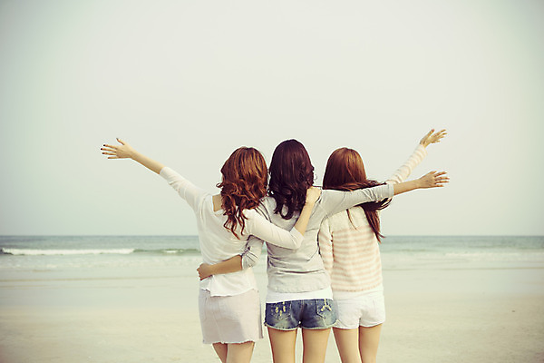 포토 JPG 주간 여자 여유 바다 여행 허리손 하늘 팔벌리기 어깨동무 한국 서기 사람 상반신 20대 성인 해변 야외 뒷모습 세명 친구 제주도 손들기 한국인 자유 성인여자만 국내포토 자연요소 감정 아시아 뷰포인트 포즈 컨셉 관계 모션 동양인 청년 여자만 성인만 파일형식