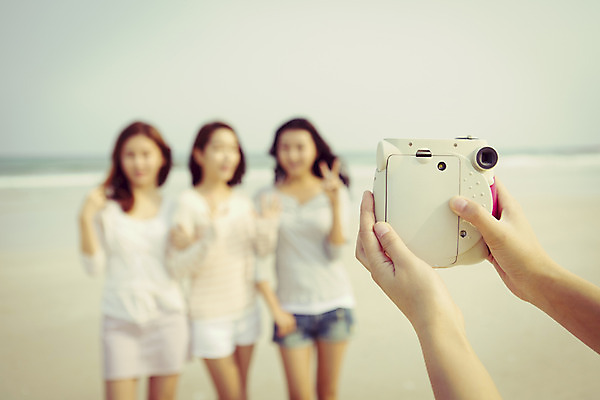 포토 JPG 주간 여자 여유 바다 여행 한국 서기 사람 동양인 여러명 상반신 20대 성인 해변 야외 앞모습 아웃포커스 친구 청춘 제주도 카메라 한국인 자유 힐링 폴라로이드 여자만 성인여자만 청년만 청년여자만 성인만 국내포토 자연요소 감정 아시아 뷰포인트 다수 컨셉 관계 모션 촬영기법 인종 청년 전자제품 파일형식