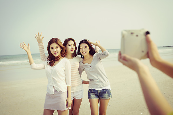 포토 JPG 주간 여자 여유 바다 여행 한국 서기 미소 사람 손짓 상반신 20대 성인 해변 야외 앞모습 세명 친구 청춘 제주도 카메라 한국인 자유 힐링 폴라로이드 성인여자만 국내포토 자연요소 감정 아시아 뷰포인트 컨셉 관계 모션 표정 동양인 청년 전자제품 여자만 성인만 파일형식