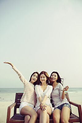포토 JPG 주간 여자 여유 바다 여행 벤치 하늘 한국 미소 사람 앉기 손짓 상반신 20대 성인 해변 야외 앞모습 세명 친구 청춘 제주도 한국인 자유 힐링 손뻗기 성인여자만 국내포토 자연요소 감정 아시아 뷰포인트 컨셉 의자 관계 모션 표정 동양인 청년 여자만 성인만 파일형식