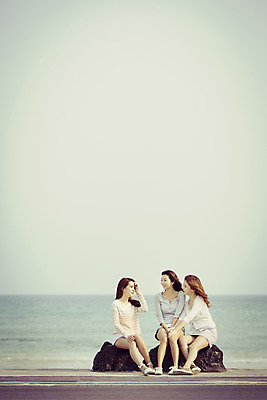 포토 JPG 주간 전신 여자 여유 바다 여행 하늘 한국 사람 앉기 20대 성인 해변 야외 앞모습 세명 친구 청춘 제주도 한국인 자유 돌_바위 바위 힐링 수다 성인여자만 국내포토 자연요소 감정 아시아 뷰포인트 컨셉 관계 모션 대화 동양인 청년 여자만 성인만 파일형식