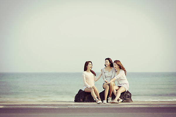 포토 JPG 주간 전신 여자 여유 바다 여행 하늘 한국 미소 사람 앉기 20대 성인 해변 야외 앞모습 세명 친구 청춘 제주도 한국인 자유 돌_바위 바위 힐링 수다 성인여자만 국내포토 자연요소 감정 아시아 뷰포인트 컨셉 관계 모션 표정 대화 동양인 청년 여자만 성인만 파일형식