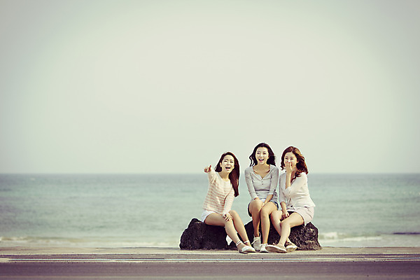 포토 JPG 주간 전신 여자 여유 바다 여행 하늘 한국 미소 사람 앉기 20대 성인 해변 야외 앞모습 세명 친구 청춘 제주도 한국인 자유 돌_바위 바위 가리킴 힐링 수다 성인여자만 국내포토 자연요소 감정 아시아 뷰포인트 컨셉 관계 모션 표정 대화 동양인 손짓 청년 여자만 성인만 파일형식