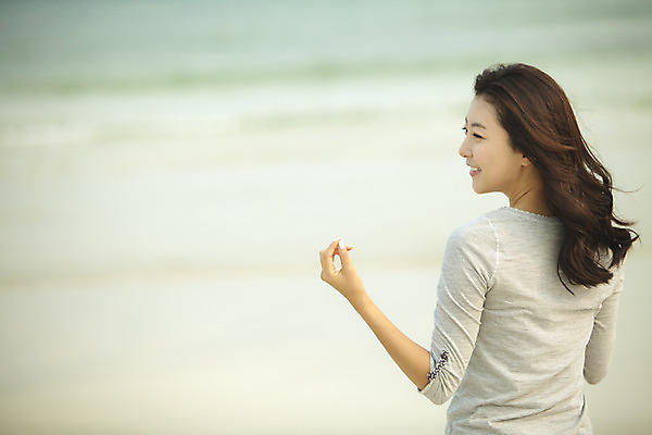 포토 JPG 주간 여자 여유 바다 여행 한국 한명 서기 미소 사람 상반신 20대 성인 해변 야외 뒷모습 청춘 제주도 한국인 자유 뒤돌아보기 힐링 안식처 성인여자한명만 성인만 국내포토 자연요소 1 감정 아시아 뷰포인트 컨셉 모션 휴식 표정 동양인 청년 여자한명만 성인여자만 파일형식