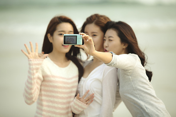 포토 JPG 주간 여자 여유 바다 여행 한국 서기 들기 사람 손짓 상반신 20대 성인 해변 야외 앞모습 세명 친구 청춘 제주도 카메라 한국인 자유 셀프카메라 힐링 성인여자만 국내포토 자연요소 감정 아시아 뷰포인트 컨셉 관계 모션 동양인 청년 전자제품 사진촬영 여자만 성인만 파일형식