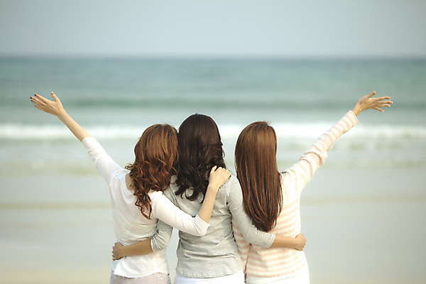 포토 JPG 주간 여자 여유 바다 여행 허리손 어깨동무 한국 서기 사람 손짓 상반신 20대 성인 해변 야외 뒷모습 세명 친구 청춘 제주도 한국인 자유 힐링 손뻗기 성인여자만 국내포토 자연요소 감정 아시아 뷰포인트 포즈 컨셉 관계 모션 동양인 청년 여자만 성인만 파일형식