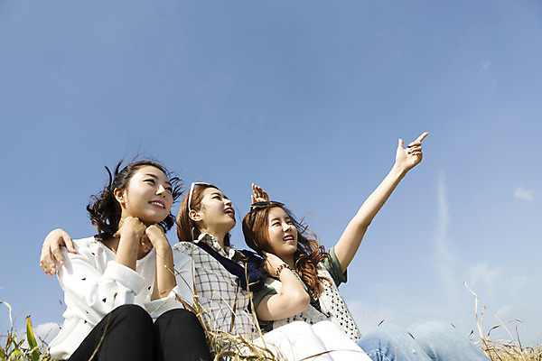포토 JPG 주간 여자 여유 바다 여행 한국 미소 사람 앉기 손짓 초원 상반신 20대 성인 야외 앞모습 세명 친구 청춘 제주도 한국인 자유 가리킴 힐링 성산일출봉 성인여자만 국내포토 자연요소 감정 아시아 뷰포인트 컨셉 관계 모션 표정 동양인 청년 서귀포 여자만 성인만 파일형식