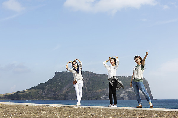 포토 JPG 주간 전신 여자 여유 바다 여행 포즈 한국 서기 사람 손짓 20대 성인 야외 앞모습 세명 친구 청춘 제주도 한국인 자유 하트 가리킴 힐링 성산일출봉 성인여자만 국내포토 자연요소 모양 감정 아시아 뷰포인트 컨셉 관계 모션 동양인 청년 서귀포 여자만 성인만 파일형식
