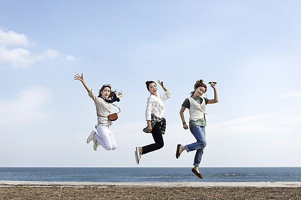 포토 JPG 주간 전신 여자 여유 바다 여행 하늘 한국 사람 손짓 20대 성인 야외 앞모습 세명 친구 청춘 제주도 점프 한국인 자유 브이 힐링 성산일출봉 성인여자만 국내포토 자연요소 감정 아시아 뷰포인트 컨셉 관계 모션 동양인 청년 서귀포 여자만 성인만 파일형식