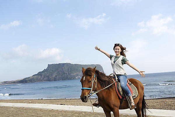 포토 JPG 주간 전신 여자 여유 바다 여행 팔벌리기 한국 한명 미소 사람 앉기 20대 성인 야외 앞모습 청춘 제주도 한국인 자유 말_동물 승마 승차 힐링 성산일출봉 안식처 성인여자한명만 성인만 국내포토 자연요소 1 감정 아시아 스포츠 뷰포인트 컨셉 포유류 모션 휴식 표정 동양인 청년 서귀포 여자한명만 성인여자만 파일형식
