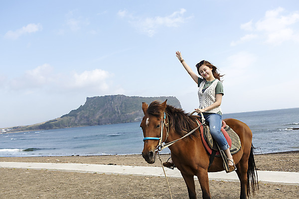 포토 JPG 주간 전신 여자 여유 바다 여행 한국 한명 미소 사람 앉기 손짓 20대 성인 야외 앞모습 청춘 제주도 손들기 한국인 자유 말_동물 승마 승차 힐링 성산일출봉 성인여자한명만 성인만 국내포토 자연요소 1 감정 아시아 스포츠 뷰포인트 컨셉 포유류 모션 표정 동양인 청년 서귀포 여자한명만 성인여자만 파일형식