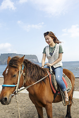 포토 JPG 주간 전신 여자 여유 바다 여행 한국 한명 미소 사람 20대 성인 야외 앞모습 청춘 제주도 한국인 자유 말_동물 승마 승차 힐링 성산일출봉 성인여자한명만 성인만 국내포토 자연요소 1 감정 아시아 스포츠 뷰포인트 컨셉 포유류 모션 표정 동양인 청년 서귀포 여자한명만 성인여자만 파일형식