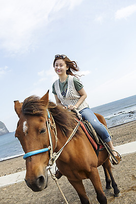 포토 JPG 주간 전신 여자 여유 바다 여행 한국 한명 미소 사람 앉기 20대 성인 야외 앞모습 청춘 제주도 한국인 자유 말_동물 승마 승차 힐링 성산일출봉 안식처 성인여자한명만 성인만 국내포토 자연요소 1 감정 아시아 스포츠 뷰포인트 컨셉 포유류 모션 휴식 표정 동양인 청년 서귀포 여자한명만 성인여자만 파일형식