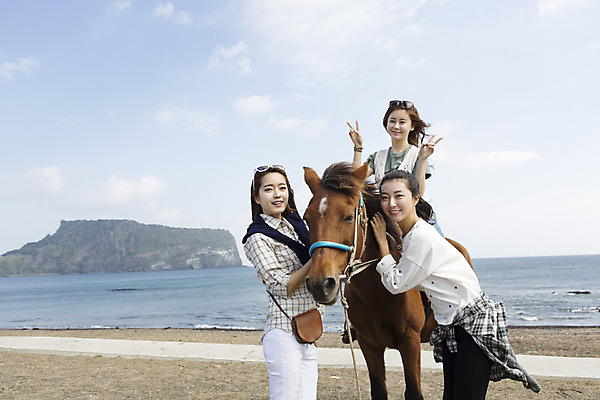 포토 JPG 주간 여자 여유 바다 여행 한국 서기 미소 사람 앉기 손짓 상반신 20대 성인 야외 앞모습 세명 친구 청춘 제주도 한국인 자유 말_동물 브이 힐링 성산일출봉 성인여자만 국내포토 자연요소 감정 아시아 뷰포인트 컨셉 포유류 관계 모션 표정 동양인 청년 서귀포 여자만 성인만 파일형식