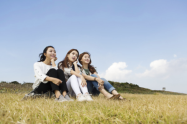 포토 JPG 주간 전신 구름 응시 여자 여유 바다 여행 하늘 한국 미소 사람 앉기 20대 성인 야외 앞모습 세명 친구 청춘 제주도 턱괴기 한국인 자유 힐링 성산일출봉 성인여자만 국내포토 자연요소 시선 감정 아시아 뷰포인트 컨셉 관계 모션 표정 동양인 청년 서귀포 여자만 성인만 파일형식