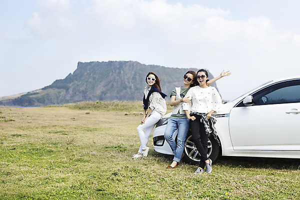 포토 JPG 주간 전신 여자 여유 바다 여행 자동차 한국 서기 사람 20대 성인 야외 앞모습 세명 친구 청춘 선글라스 제주도 한국인 자유 힐링 성인여자만 국내포토 자연요소 감정 아시아 안경 육상교통 뷰포인트 컨셉 관계 모션 동양인 청년 여자만 성인만 파일형식